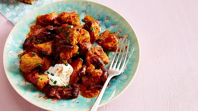 Leichtes Puten-Paprika-Gulasch Rezept - Foto: LECKER @ Bauer Media Group