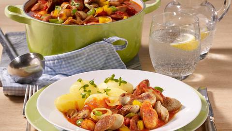 Leichtes Würstchengulasch Rezept - Foto: House of Food / Bauer Food Experts KG