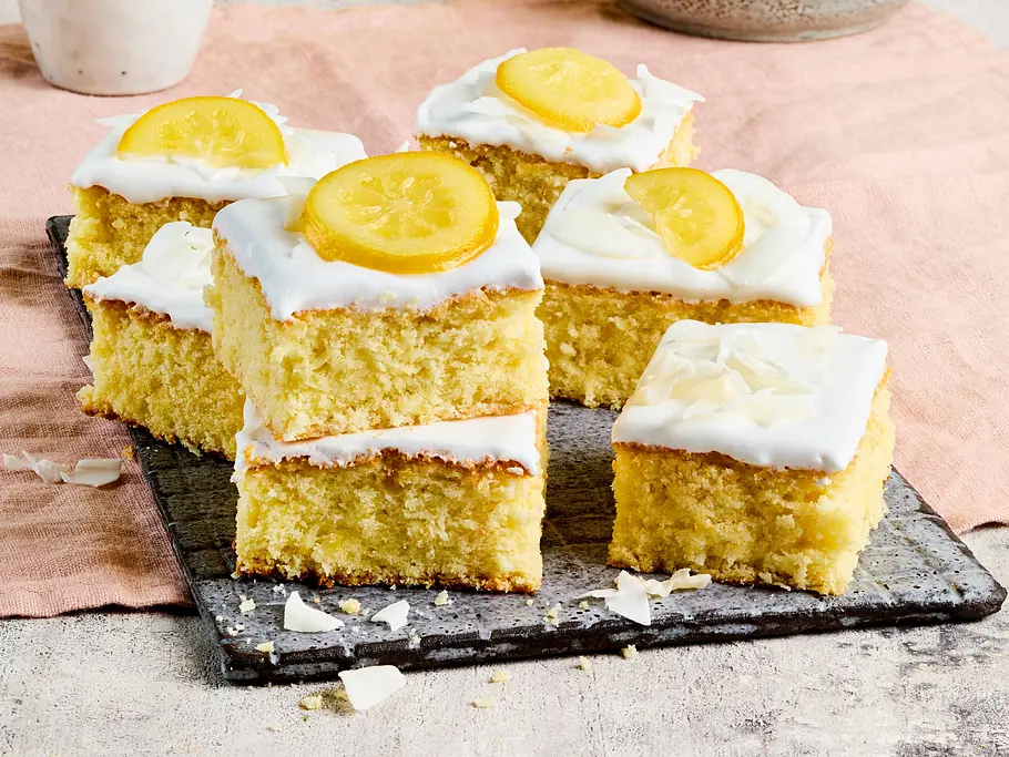 Lemon Blondies Lemon Blondies mit Zitronenscheiben und Zuckerguss.