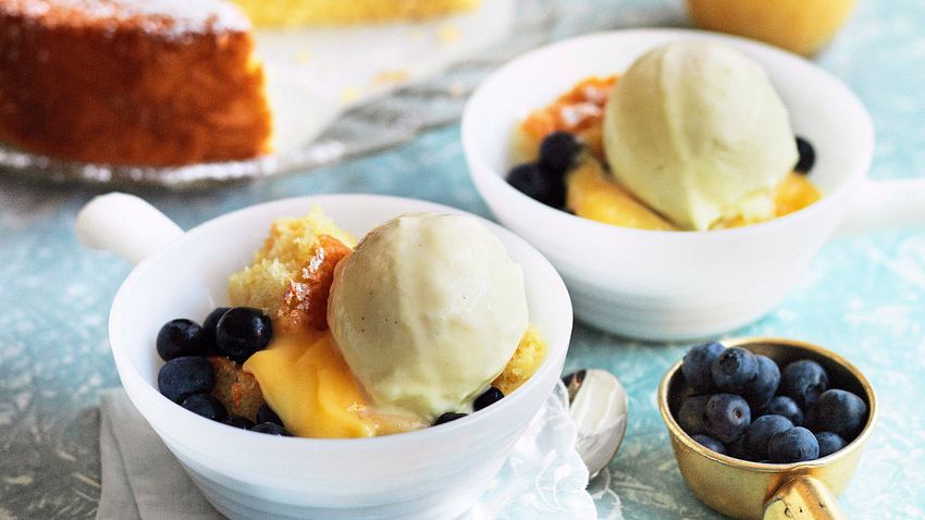 Lemon Cake Bowl mit Eis-Beeren-Begleitung Rezept - Foto: Are Media Syndication 