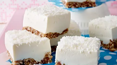 Lemon-Coconut-Cheesecake mit griechischem Joghurt Rezept - Foto: LECKER @ Bauer Media Group