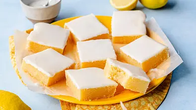 In Stücke geschnittene Lemonies mit Zuckerguss auf einem gelben Teller - Foto: ShowHeroes für LECKER @ Bauer Media Group