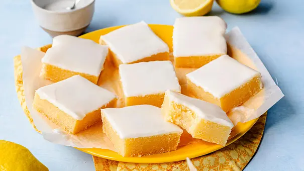 In Stücke geschnittene Lemonies mit Zuckerguss auf einem gelben Teller - Foto: ShowHeroes für LECKER @ Bauer Media Group In Stücke geschnittene Lemonies mit Zuckerguss auf einem gelben Teller - Foto: ShowHeroes für LECKER @ Bauer Media Group