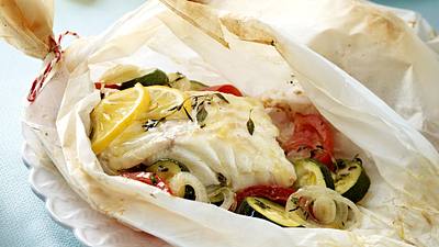 Lengfischfilet auf Gemüse im Pergamentpapier Rezept - Foto: LECKER @ Bauer Media Group