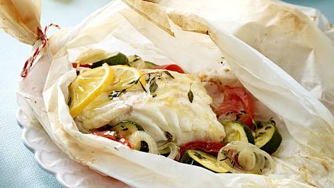 Lengfischfilet auf Gemüse im Pergamentpapier Rezept - Foto: House of Food / Bauer Food Experts KG