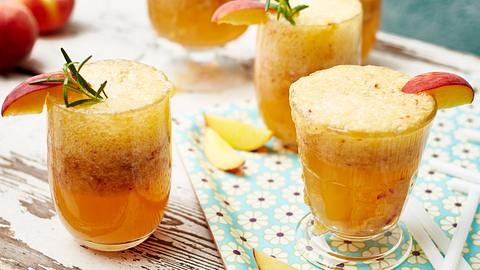 Let the evening be Gin Peach-Fizz Rezept - Foto: House of Food / Bauer Food Experts KG