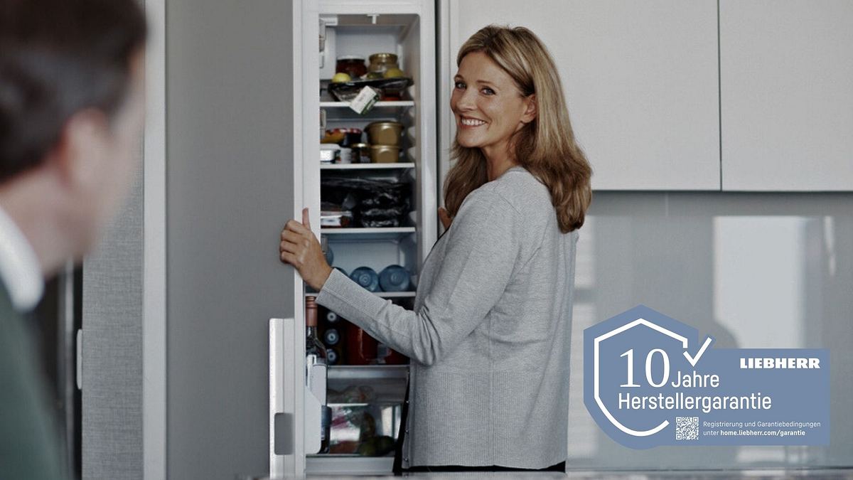 Frau an einem Kühlschrank