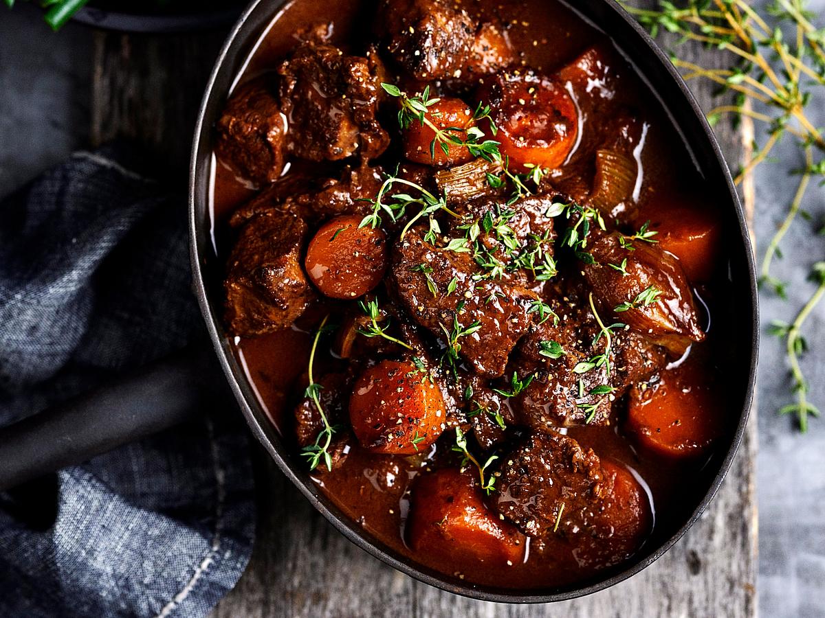 Lieblings-Gulasch in würziger Rotweinsoße Rezept