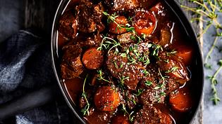 Lieblings-Gulasch in würziger Rotweinsoße Rezept - Foto: Image Professionals