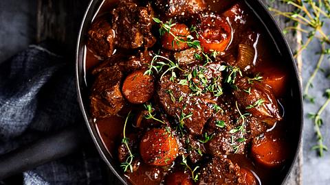 Lieblings-Gulasch in würziger Rotweinsoße Rezept - Foto: Image Professionals