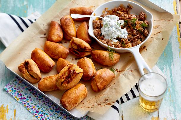 Lihapiirakka - mit Hackfüllung und Gurken-Schmand-Dip Rezept Lihapiirakka - mit Hackfüllung und Gurken-Schmand-Dip Rezept