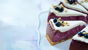 Lila Blaubeer-Käsekuchen aus dem Wasserbad Rezept - Foto: LECKER @ Bauer Media Group
