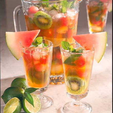 Limetten-Eistee mit Melone und Kiwis Rezept