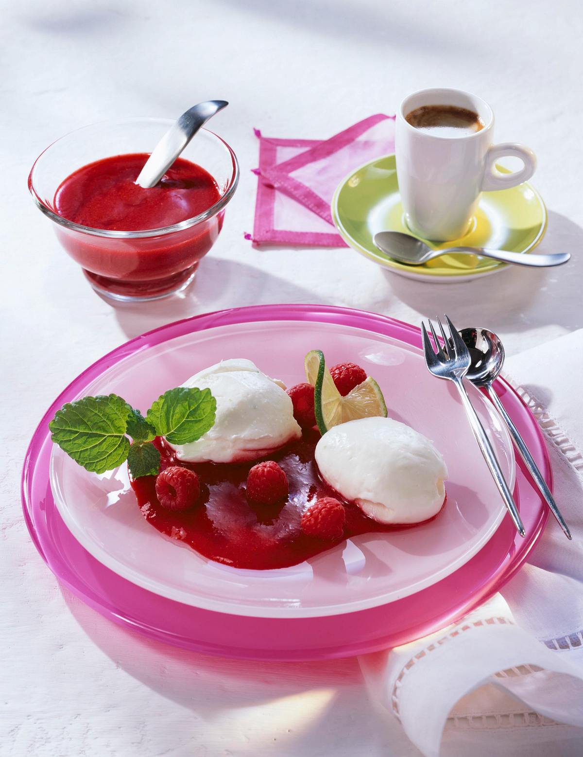 Limetten-Joghurt-Mousse mit Himbeeren Rezept