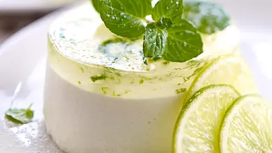 Limetten-Joghurtcreme mit Minz-Apfelgelee Rezept - Foto: LECKER @ Bauer Media Group