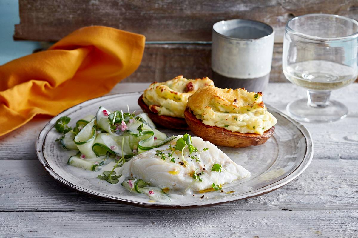 Limetten-Kabeljau mit Gurken-Kresse-Salat und gefüllter Speckkartoffel Rezept