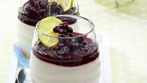 Limetten-Kokosmousse mit Heidelbeeren Rezept - Foto: House of Food / Bauer Food Experts KG