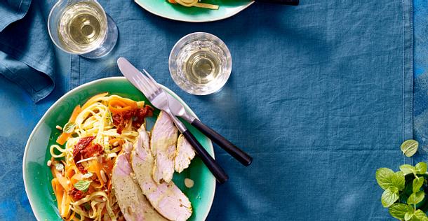 Limetten-Minze-Putenbrust mit Karotten-Ingwer-Nudeln Christina Richon Rezept Limetten-Minze-Putenbrust mit Karotten-Ingwer-Nudeln Christina Richon Rezept