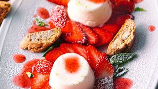 Limetten-Mousse auf Erdbeer-Carpaccio Rezept - Foto: Are Media Syndication 