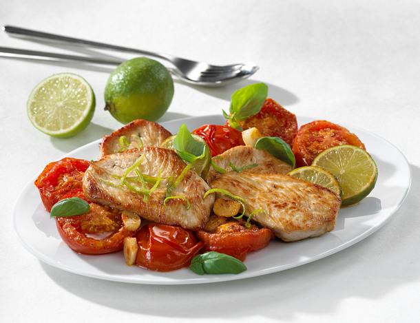 Limetten-Putenschnitzel auf geschmorten Tomaten Rezept Limetten-Putenschnitzel auf geschmorten Tomaten Rezept