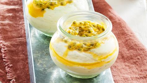 Limettencreme mit Maracuja in 3 bauchigen Gläsern serviert  - Foto: House of Food / Bauer Food Experts KG