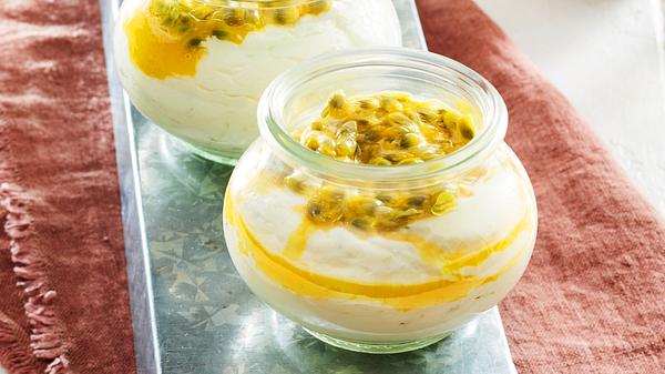 Limettencreme mit Maracuja in 3 bauchigen Gläsern serviert  - Foto: House of Food / Bauer Food Experts KG