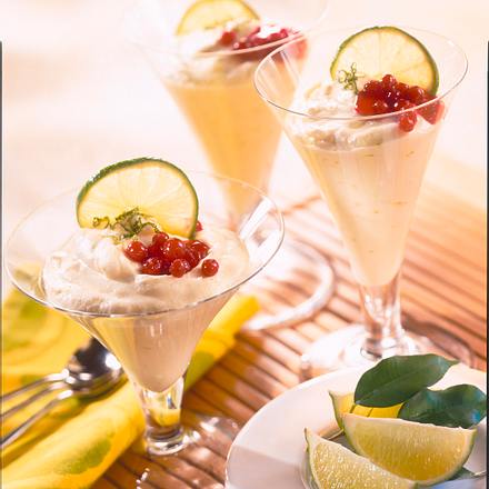 Limettencreme mit Preiselbeerhaube Rezept Limettencreme mit Preiselbeerhaube Rezept