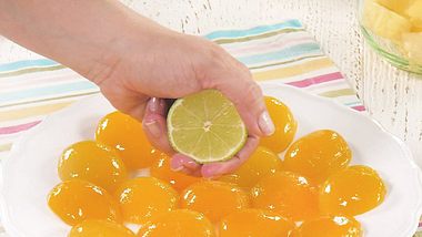 Limettensaft auf die Aprikosen spritzen - Foto: BitProjects