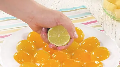 Limettensaft auf die Aprikosen spritzen - Foto: BitProjects
