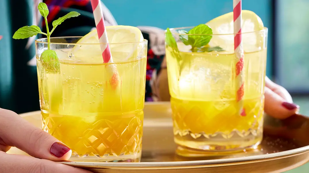 Limoncello Maracuja Spritz in 2 Gläsern mit rot-weißen Papier-Trinkhalmen - Foto: LECKER @ Bauer Media Group Limoncello Maracuja Spritz in 2 Gläsern mit rot-weißen Papier-Trinkhalmen - Foto: LECKER @ Bauer Media Group