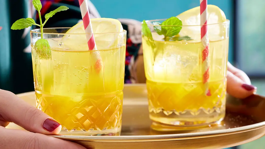 Limoncello Maracuja Spritz Rezept - Foto: LECKER @ Bauer Media Group Limoncello Maracuja Spritz Rezept - Foto: LECKER @ Bauer Media Group