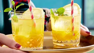Limoncello Maracuja Spritz in 2 Gläsern mit rot-weißen Papier-Trinkhalmen - Foto: LECKER @ Bauer Media Group Limoncello Maracuja Spritz in 2 Gläsern mit rot-weißen Papier-Trinkhalmen - Foto: LECKER @ Bauer Media Group
