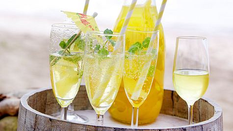 4 Gläser Limoncello Spritz mit Trinkhalm und Schirmchen auf einem Servierbrett  - Foto: LECKER @ Bauer Media Group