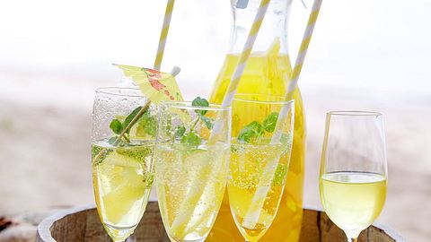 3 Sektgläser mit Limoncello Spritz, im Hintergrund eine befüllte Glaskaraffe - Foto: House of Food / Bauer Food Experts KG