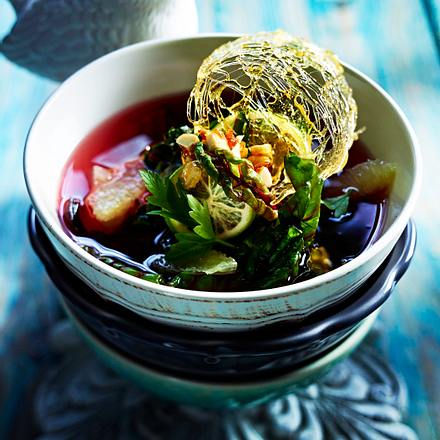 Limonensuppe mit Blattsalat, karamellisierte Mandeln Rezept