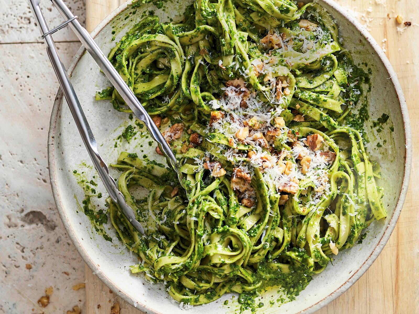 Linguine mit Bärlauch-Spinat-Pesto Rezept | LECKER