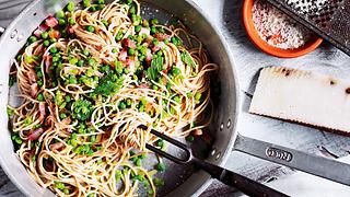 Linguine Carbonara mit Erbsen Rezept - Foto: House of Food / Bauer Food Experts KG