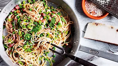 Linguine Carbonara mit Erbsen Rezept - Foto: LECKER @ Bauer Media Group