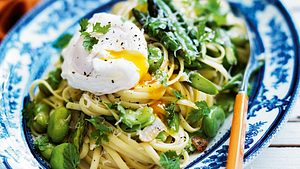 Linguine mit dicken Bohnen, Spargel und pochierten Eiern Rezept - Foto: House of Food / Bauer Food Experts KG