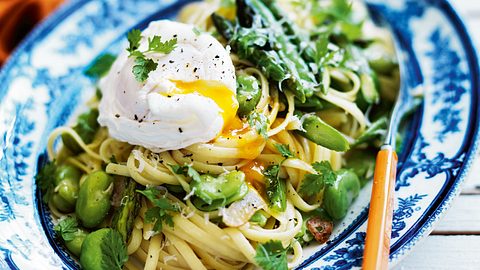 Linguine mit dicken Bohnen, Spargel und pochierten Eiern Rezept - Foto: House of Food / Bauer Food Experts KG