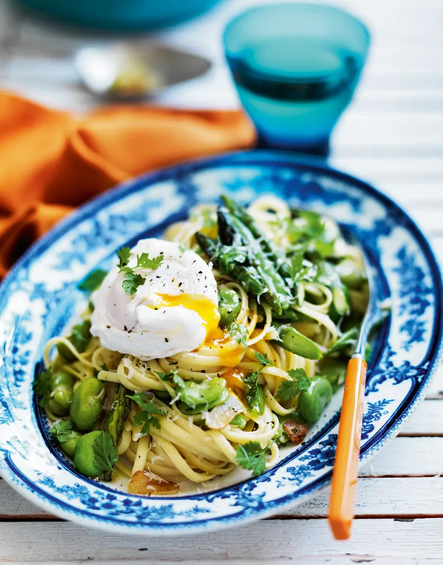 Linguine mit dicken Bohnen, Spargel und pochierten Eiern Rezept Linguine mit dicken Bohnen, Spargel und pochierten Eiern Rezept