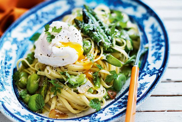 Linguine mit dicken Bohnen, Spargel und pochierten Eiern Rezept Linguine mit dicken Bohnen, Spargel und pochierten Eiern Rezept