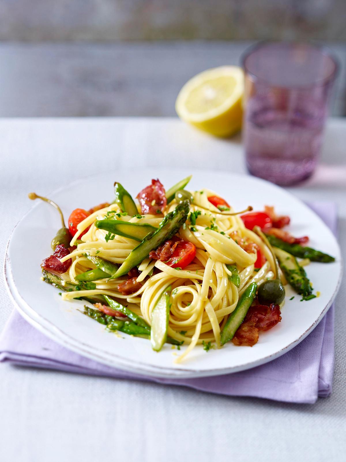 Linguine mit grünem Spargel und Kirschtomaten Rezept