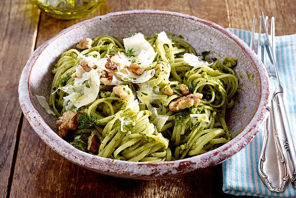 Linguine mit Kräuter-Nuss-Pesto Rezept | LECKER