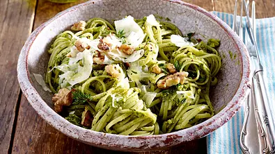 Linguine mit Kräuter-Nuss-Pesto Rezept - Foto: LECKER @ Bauer Media Group