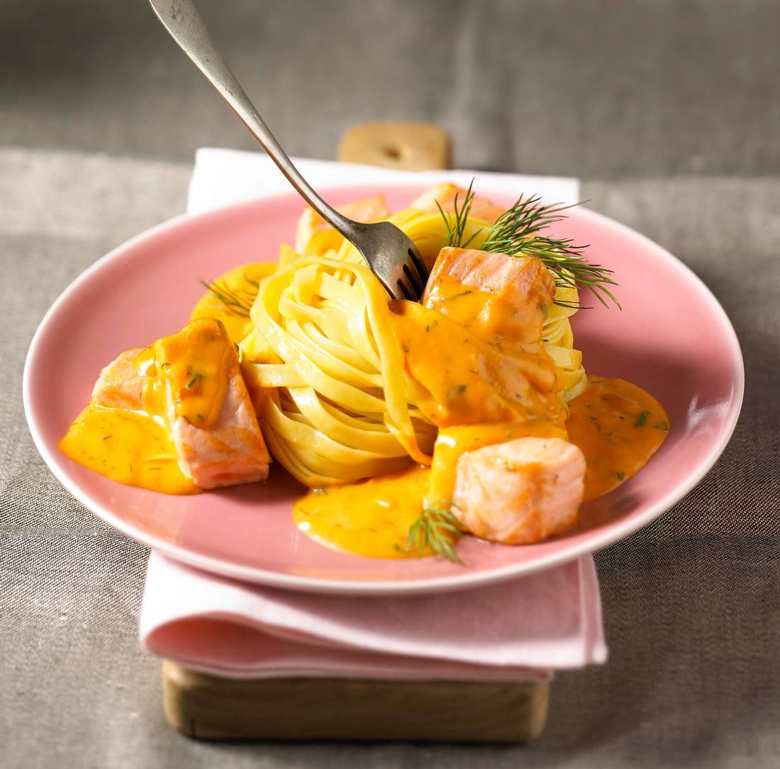 Linguine mit Lachs-Dillsoße Rezept | LECKER
