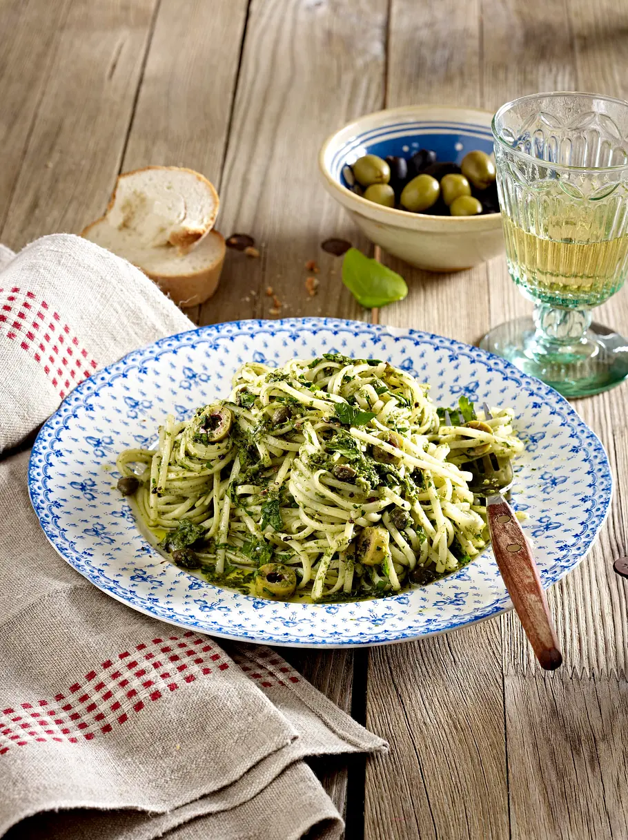 Linguine mit Oliven-Petersilien-Salsa Rezept