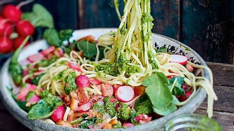 Linguine mit Radieschenblätter-Pesto Rezept - Foto: House of Food / Bauer Food Experts KG