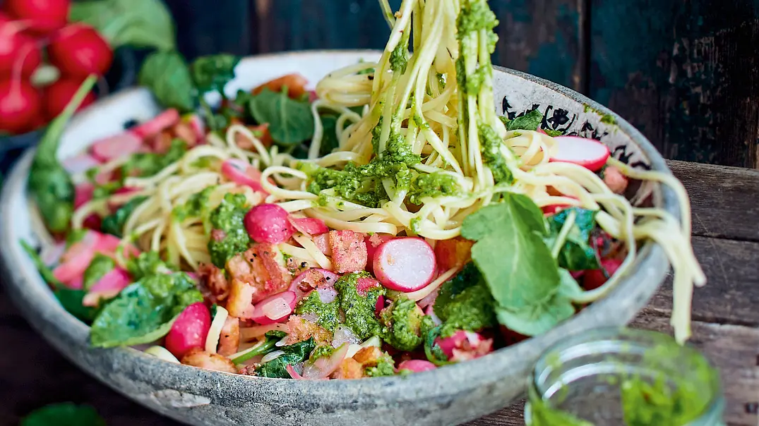 Linguine mit Radieschenblätter-Pesto Rezept - Foto: LECKER @ Bauer Media Group Linguine mit Radieschenblätter-Pesto Rezept - Foto: LECKER @ Bauer Media Group