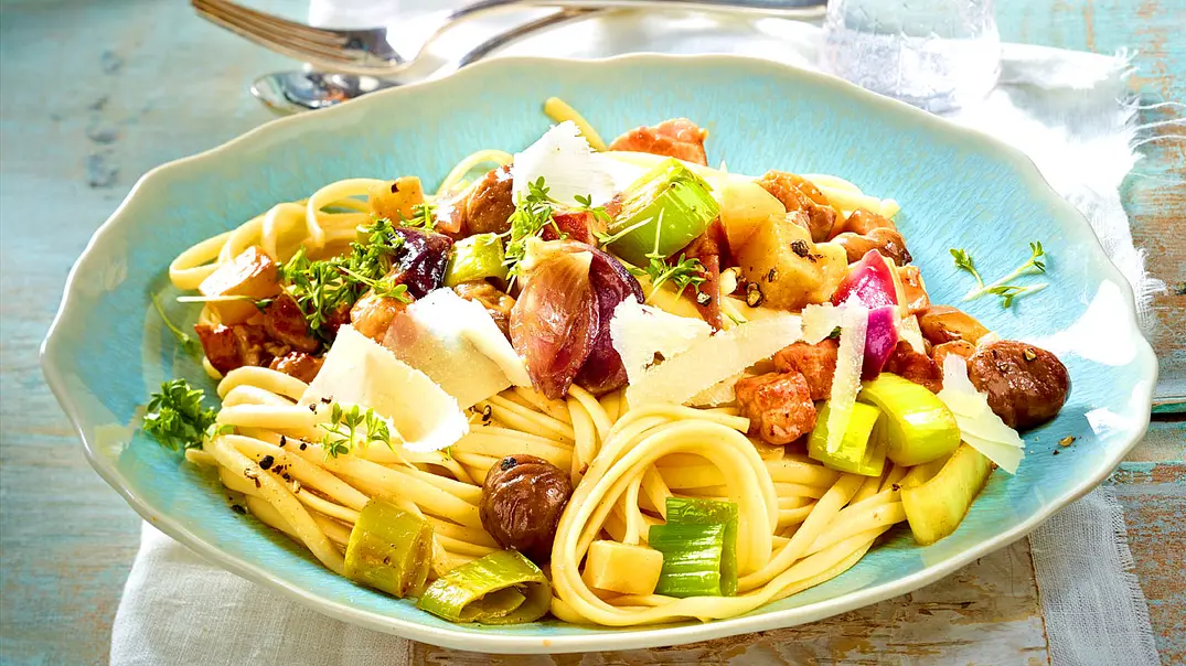 Linguine mit Schmorgemüse und Kasseler Rezept - Foto: LECKER @ Bauer Media Group Linguine mit Schmorgemüse und Kasseler Rezept - Foto: LECKER @ Bauer Media Group